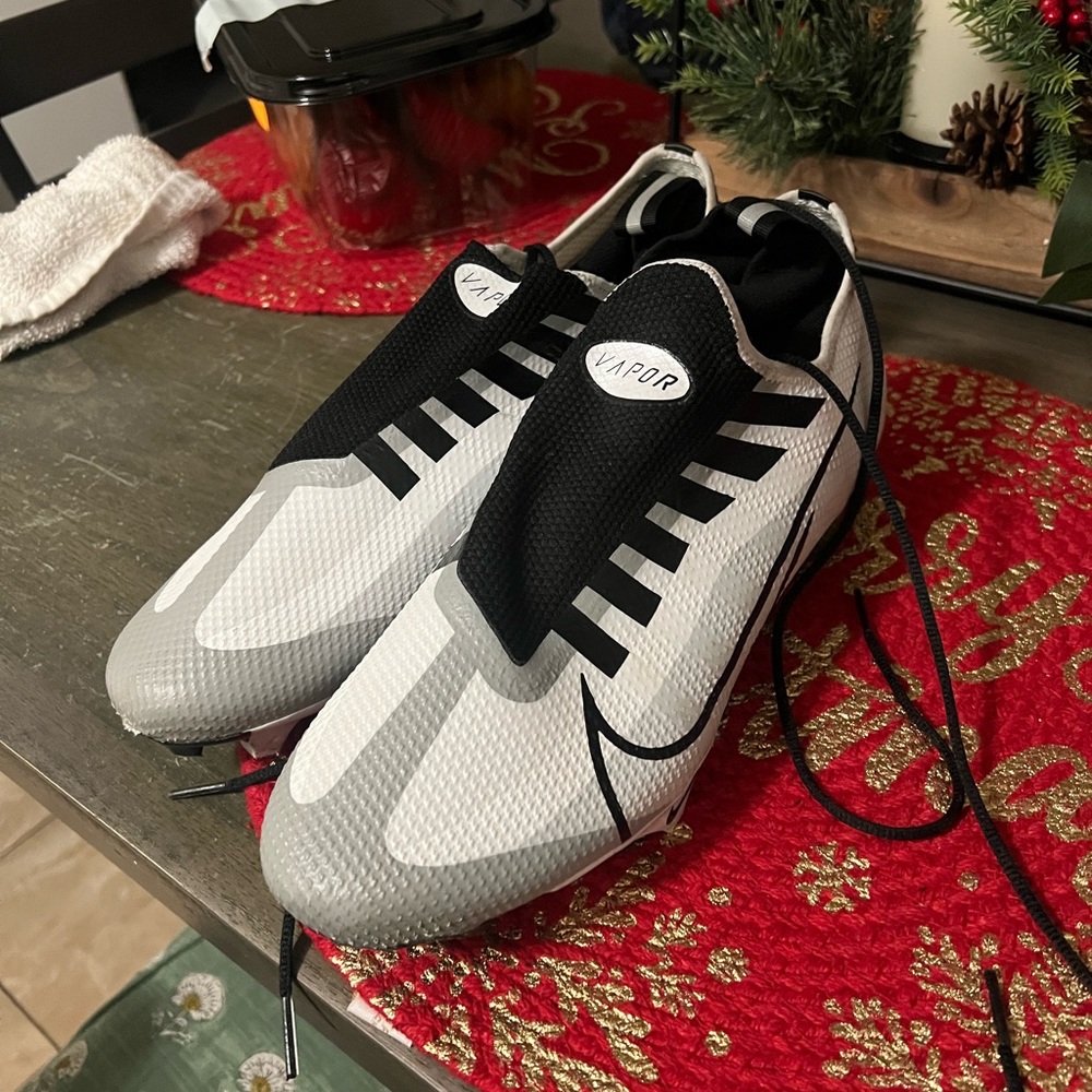 Nike Vapor Edge Pro 360 White Black Pure Platinum
Football Cleats Men size 10
